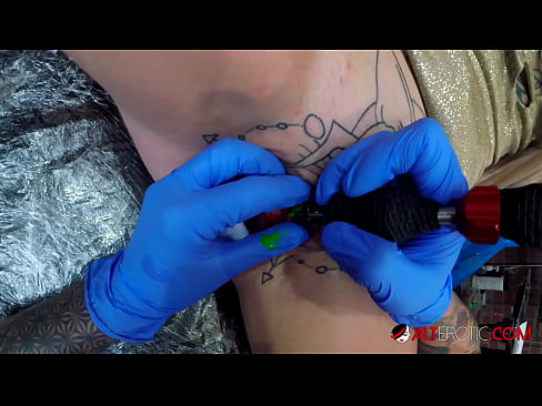 ❤️ Tsis tshua muaj tattooed hottie Sully Savage tau txais tattoo ntawm nws clitoris ❤ Porno fb ntawm peb